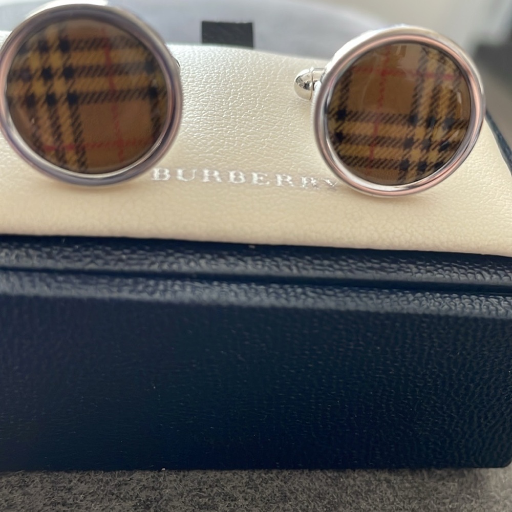 Burberry Unisex cufflink.